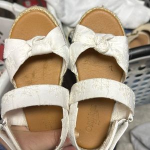 Oshkosh girls sandals- EUC 11